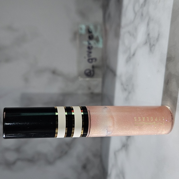 SOFT SPOKEN LE MAC LIPGLASS
